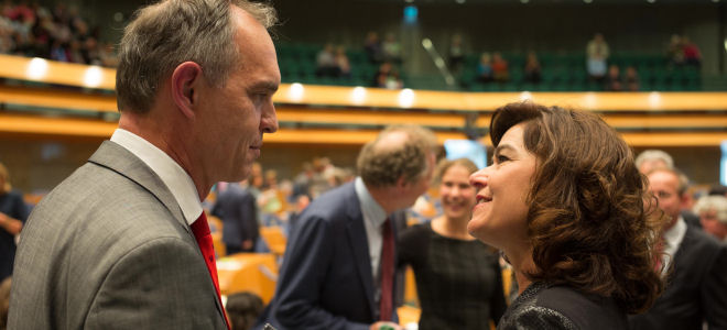 De Voorzitter, Anouchka van Miltenburg en Kamerlid Paulus Jansen (SP) in gesprek.