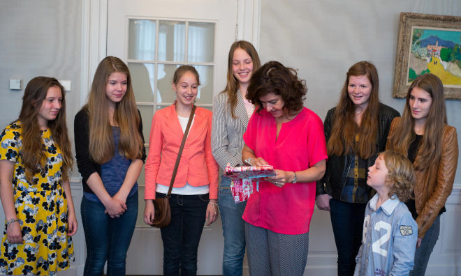 Voorzitter neemt boek Brieven aan mijn kinderen in ontvangst