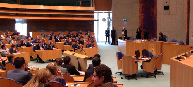 Jongeren debatteren met elkaar in de plenaire zaal van de Tweede Kamer.