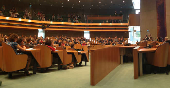 De Voorzitter spreekt Kamerlid Pieter Litjens toe bij zijn afscheid van de Tweede Kamer