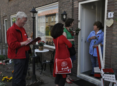 De PvdA gaat langs de deuren in Leiden tijdens de verkiezingscampagne van 2010