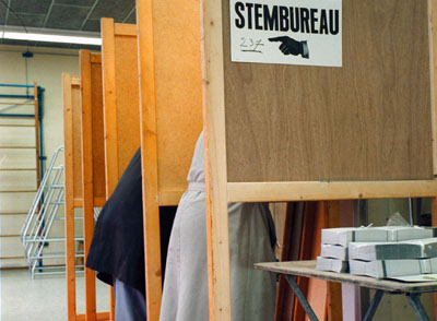 Een stemhokje in een gymzaal die dienst doet als stembureau