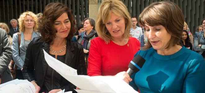 De Voorzitter, Anouchka van Miltenburg, minister Ploumen en Kamerlid Pia Dijkstra bij de opening van de tentoonstelling No Lost Generation