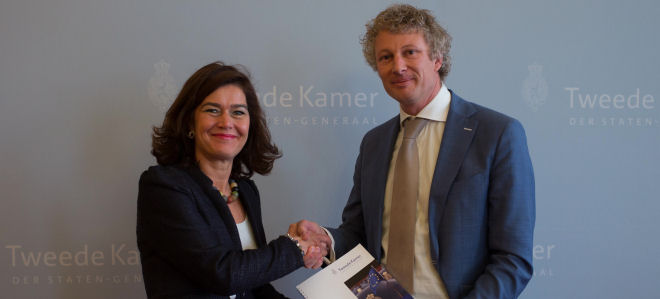 De Voorzitter, Anouchka van Miltenburg en de EU-rapporteur René Leegte (VVD)