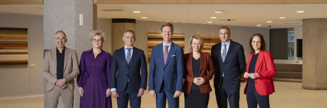 De leden van het Presidium poseren in de hal voor de plenaire zaal van de Tweede Kamer.