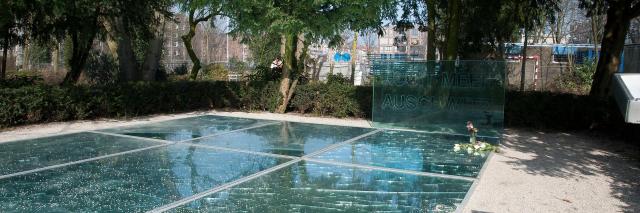 Een vloer van gebroken spiegels waarin de lucht wordt gereflecteerd. Dit monument bevindt zich in het Amsterdamse Wertheimpark, waar de jaarlijkse Nationale Holocaust Herdenking plaatsvindt. 