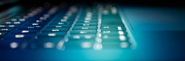 Toetsenbord van laptop van dichtbij gefotografeerd.