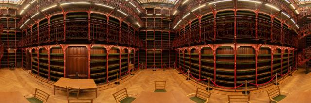 Panorama van de bibliotheek en het glazen dak van de Handelingenkamer