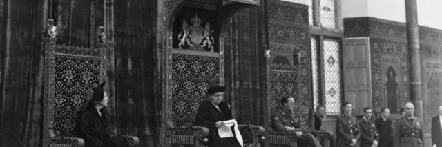 Originele zwartwit foto van Koningin Wilhelmina op de troon, rechts van haar prinses Juliana, links prins Bernhard. 