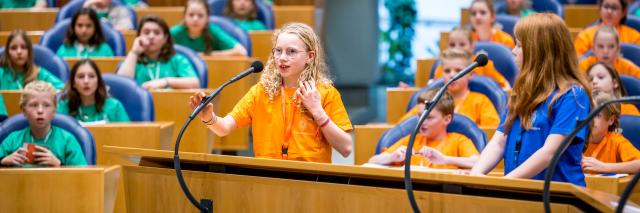 Twee leerlingen achter de interruptiemicrofoons.