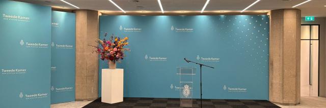 Lege zaal in Kamergebouw, tijdens de formatieperiode ingericht voor persconferenties en overhandiging van opdrachten. 