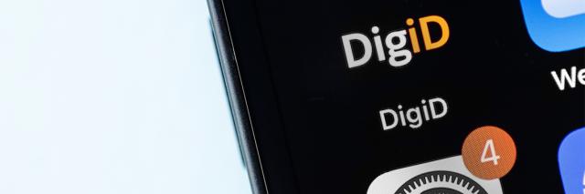 Een scherm van een mobiele telefoon met het appicoontje van DigiD.