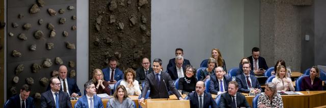 Vak K is gevuld met de bewindspersonen van Kabinet-Jetten. Vooraan, bij het spreekgestoelte, staat minister-president Rob Jetten