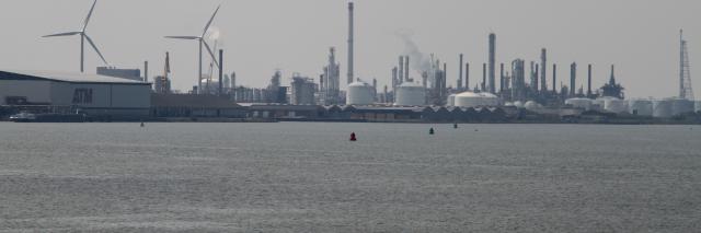 De haven en het industriepark in Moerdijk.