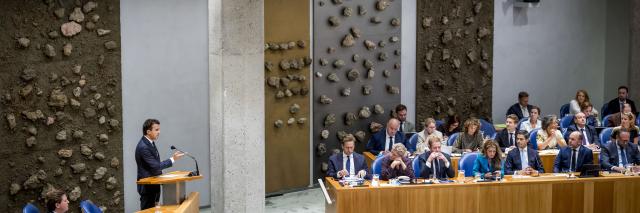 Kamerlid Jesse Klaver is aan het woord in de plenaire zaal. In vak K zitten alle bewindslieden.