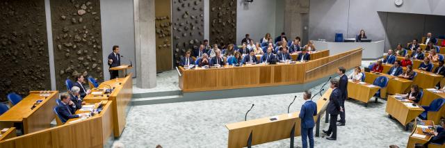 Kamerlid Jesse Klaver is aan het woord in de plenaire zaal. In vak K zitten alle bewindslieden. Ook staan er Kamerleden voor de interruptiemicrofoons.