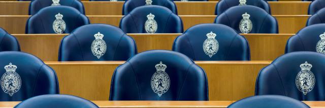 De blauw zetels in de plenaire zaal van de Tweede Kamer