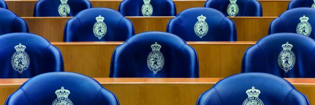 Blauwe Kamerzetels in de plenaire zaal.