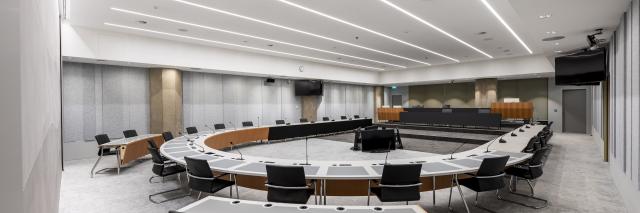 Een zaal met tafels en stoelen.