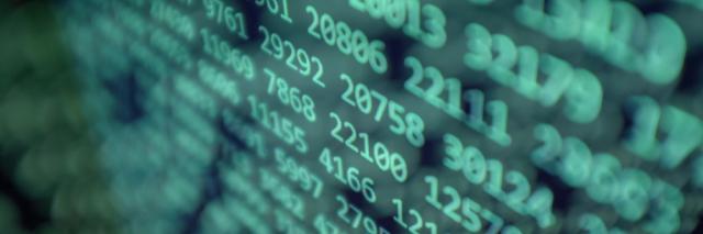 Computerscherm met reeksen cijfers.