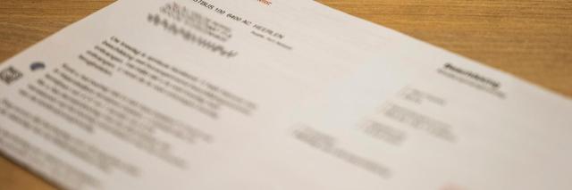 Toeslagenbrief van de belastingdienst, de tekst ervan is onleesbaar gemaakt. 