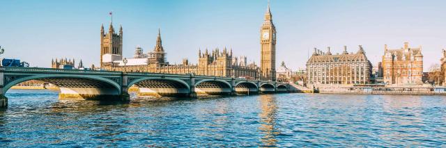 Londen met zicht op de Theems en de parlementsgebouwen