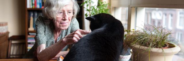 Een oudere vrouw met een kat