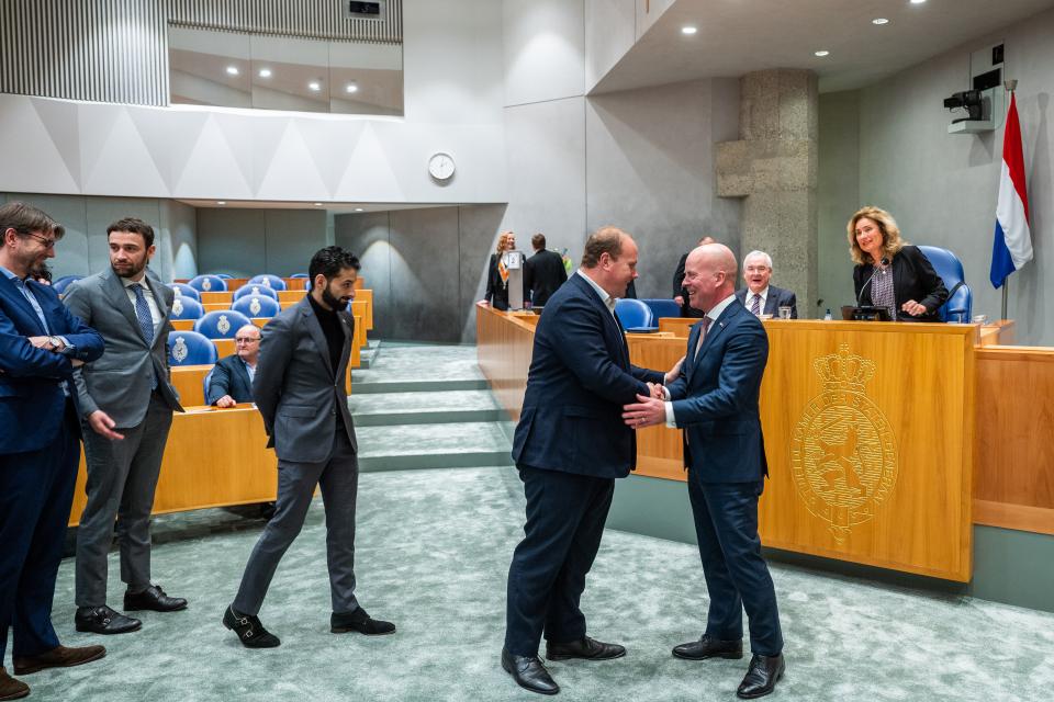 Kamerleden nemen afscheid van Knops in de plenaire zaal.