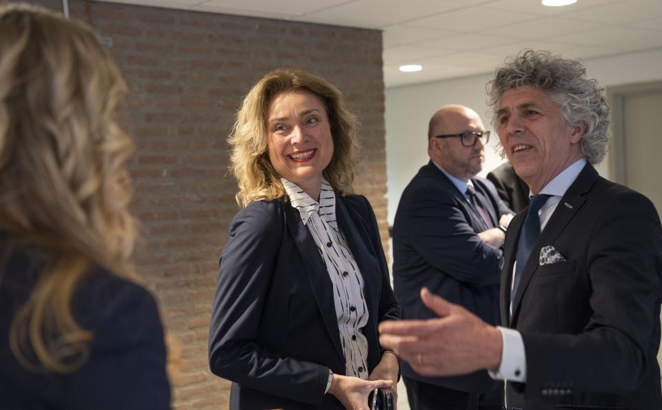 Vera Bergkamp en Wim Voermans lachen naar een van de aanwezigen waar ze mee in gesprek zijn