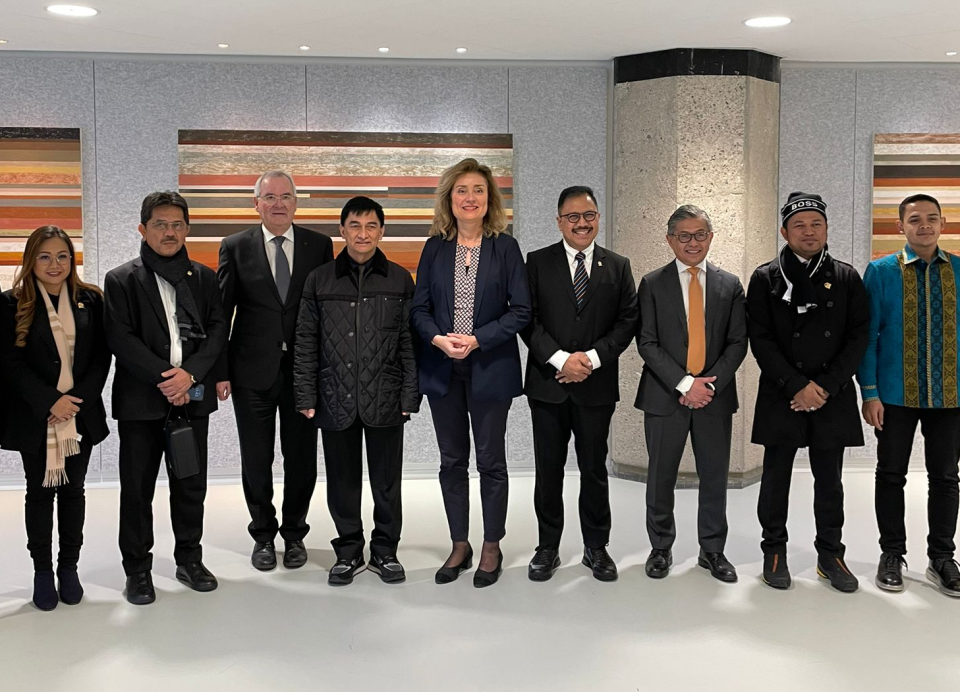 Kamervoorzitter Vera Bergkamp en waarnemend Griffier Geert Jan Hamilton poseren op een rij met de delegatieleden van het Indonesisch parlement.