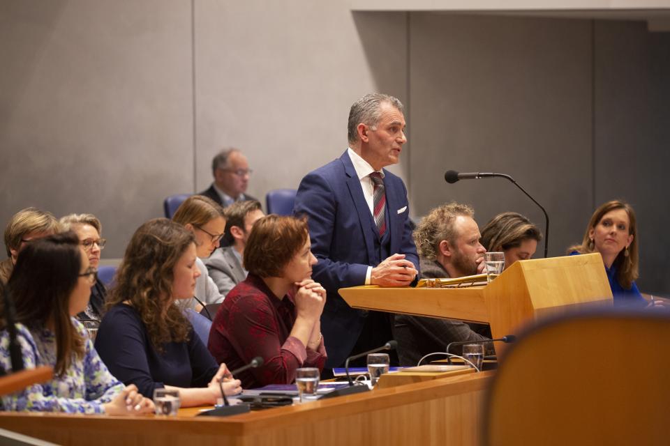 Commissievoorzitter Tom van der Lee spreekt vanuit vak K, naast hem zitten andere commissieleden.