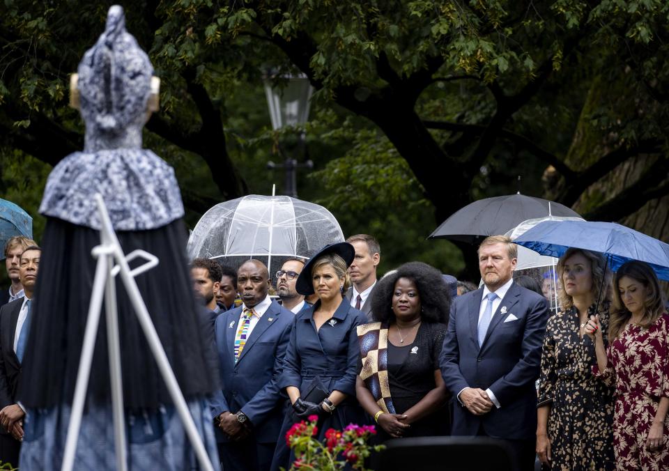 Vera Bergkamp, voorzitter van de Tweede Kamer is aanwezig bij de herdenking Keti Koti. Zij staat naast koning Willem-Alexander. Zij houden een minuut stilte tijdens de herdenking.