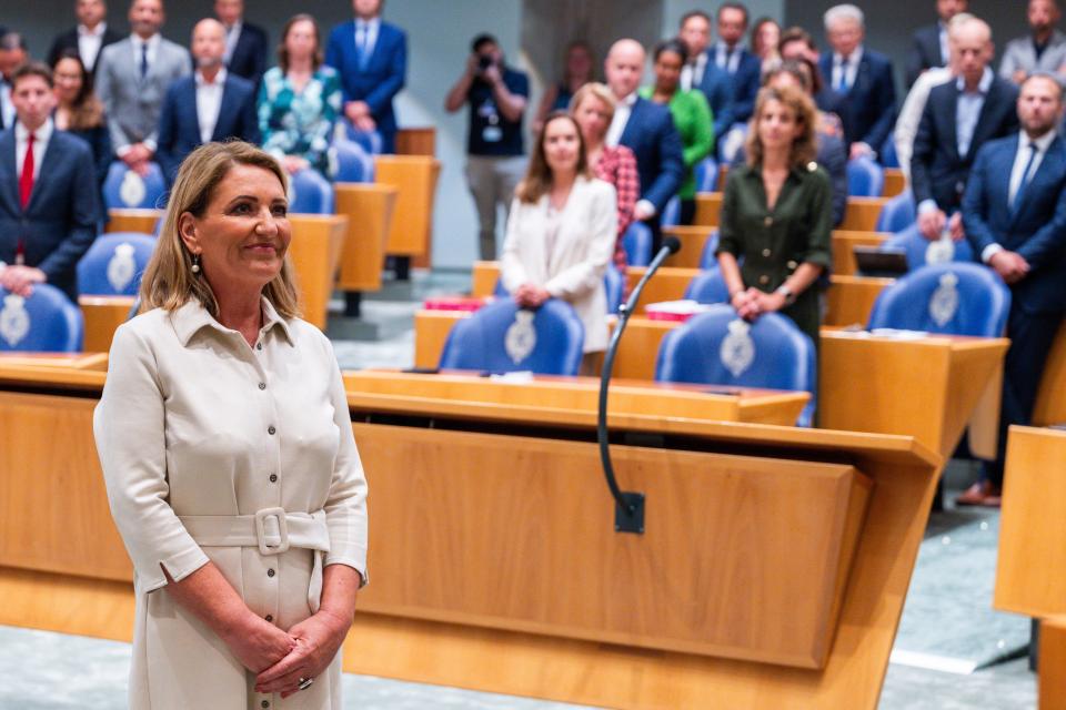 Het Kamerlid staat midden in de plenaire zaal, vóór de Kamervoorzitter, om te worden beëdigd.