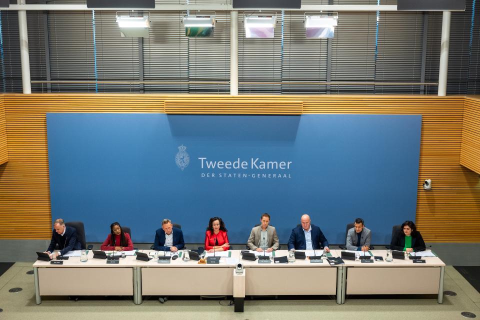 De parlementaire enquêtecommissie Fraudebeleid en Dienstverlening tijdens een verhoor in de Enquêtezaal. V.l.n.r.: Lammert van Raan (PvdD), Sylvana Simons (BIJ1), Evert Jan Slootweg (CDA), Salima Belhaj (D66, voorzitter), Michiel van Nispen (SP, vicevoorzitter), Thierry Aartsen (VVD), Farid Azarkan (Denk) en Senna Maatoug (GroenLinks).