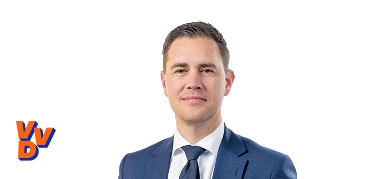 Portretfoto Eelco Heinen met partijlogo VVD