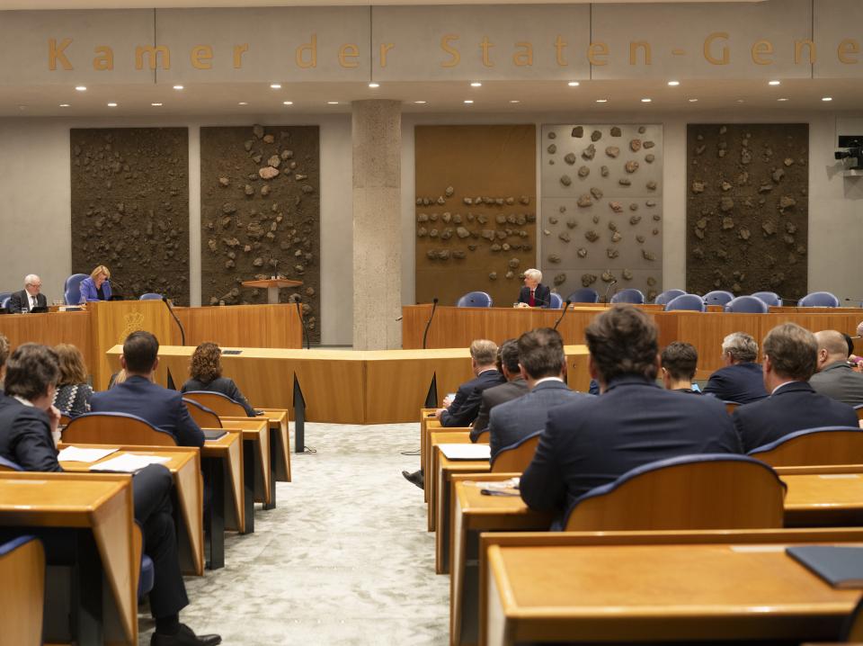 Foto van achter uit de plenaire zaal, gevuld met Kamerleden. Iets rechts van het midden is valt verkenner Ronald Plasterk te onderscheiden, hij zit in het vak waar normaal gesproken de bewindslieden plaatsnemen.