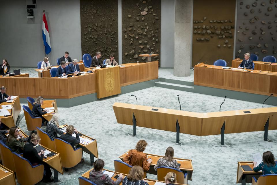 Volle plenaire zaal met Kamerleden en demissionair minister Dijkgraaf rechtsvoor in het ministersvak K.