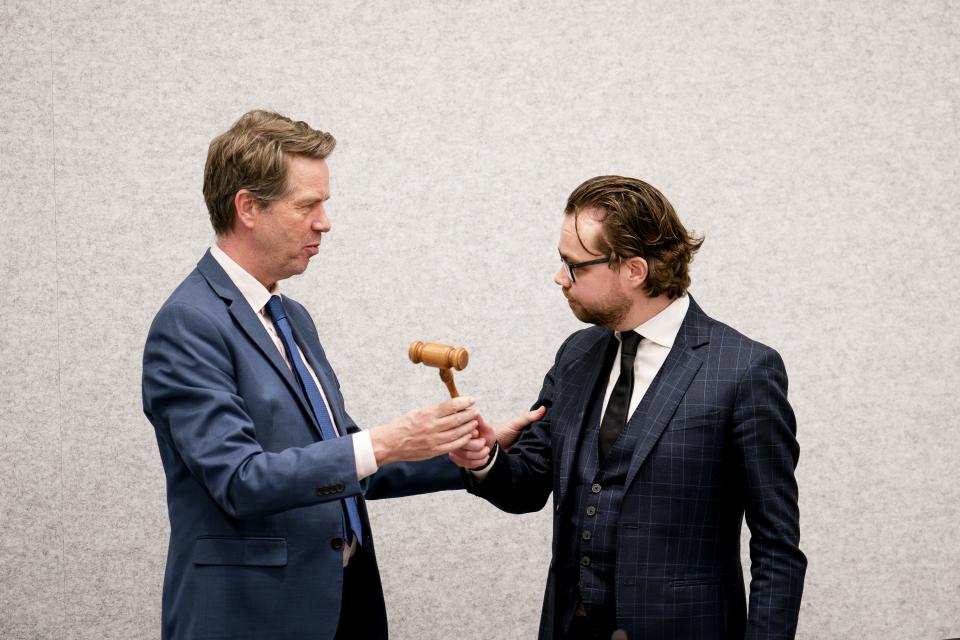 Kamervoorzitter Martin Bosma overhandigt de voorzittershamer aan Daan de Kort