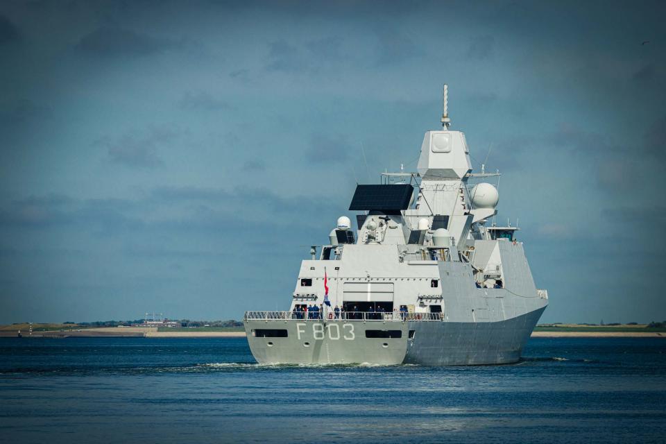 Achterkant van het Nederlandse marineschip Zr. Mr. Tromp, bij het uitvaren.