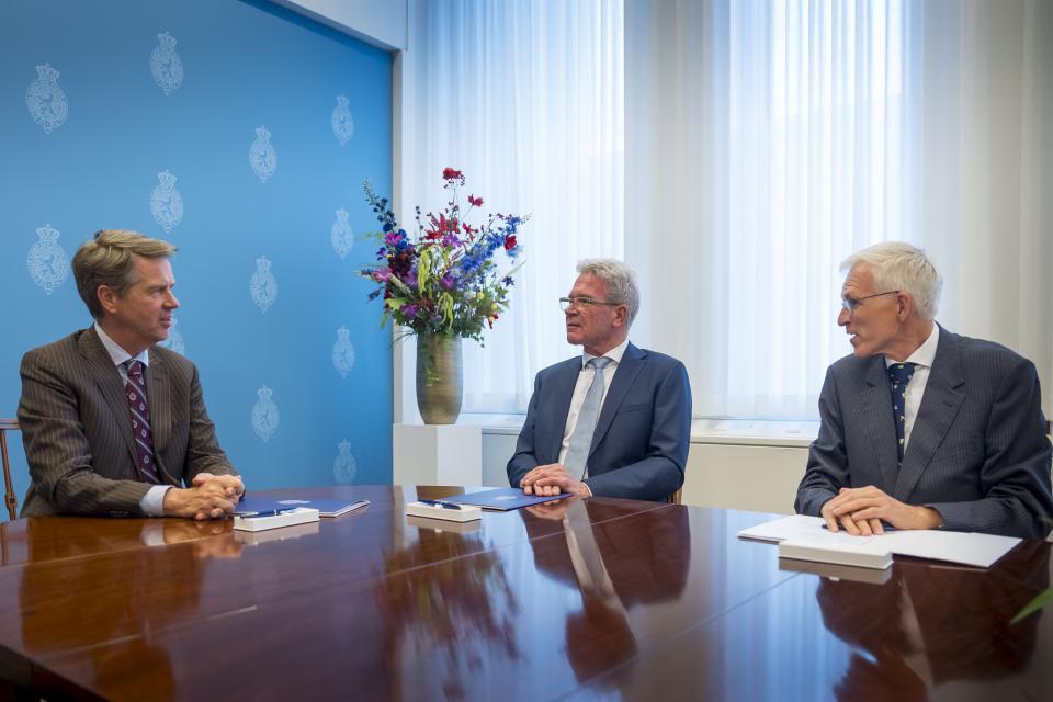 De twee informateurs (Dijkgraaf links, Van Zwol rechts) zitten aan de rechterkant van de tafel, Kamervoorzitter Martin Bosma links in de Schrijfkamer in het Kamergebouw.