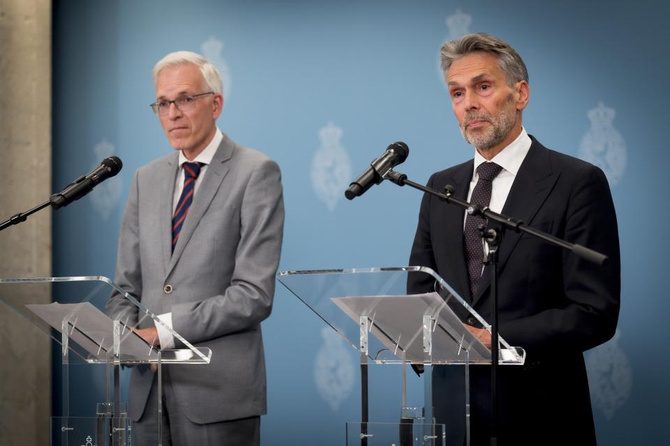 Formateur Richard van Zwol (links) en Dick Schoof staan naast elkaar, ieder achter een katheder, voor een wand met het wapen van de Tweede Kamer.