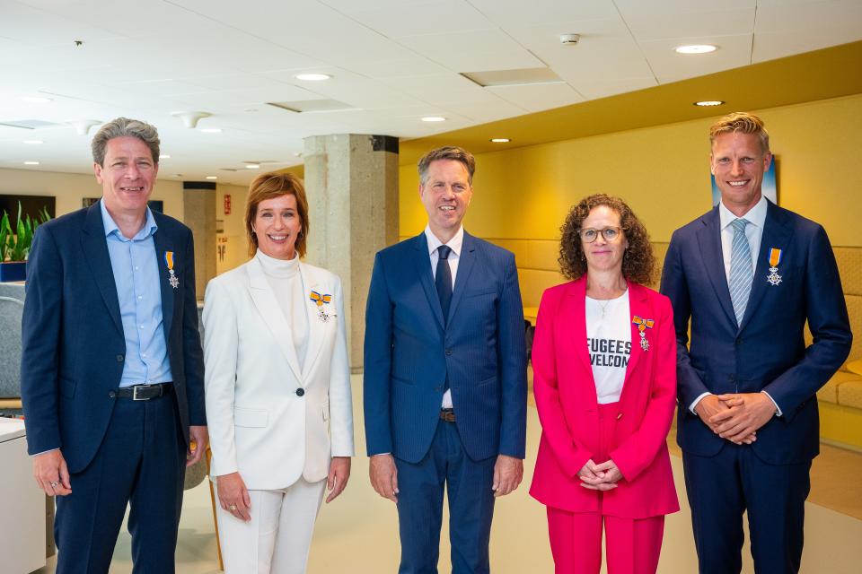 De vier onderscheiden personen staan op een rij, met in hun midden Kamervoorzitter Bosma.