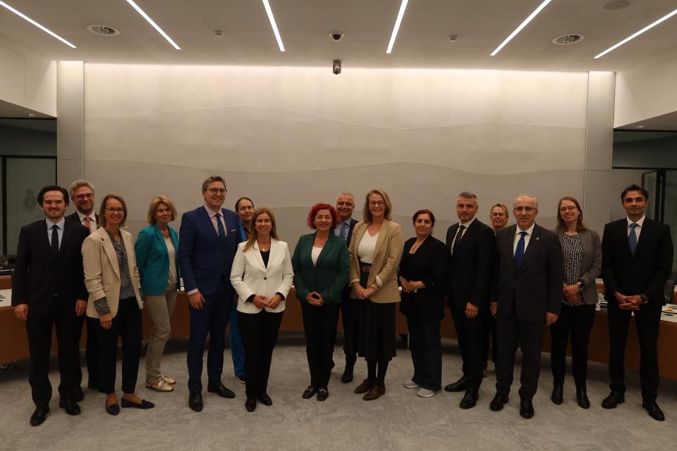 De groepsfoto waarop 16 mensen te zien zijn is gemaakt in de Thorbeckezaal van de Tweede Kamer. groepsfoto