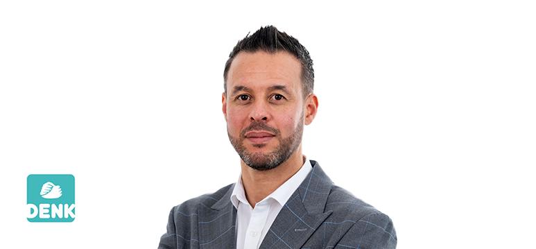 Portretfoto Ismail el Abassi met partijlogo DENK