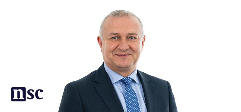 Portretfoto Isa Kahraman met partijlogo NSC