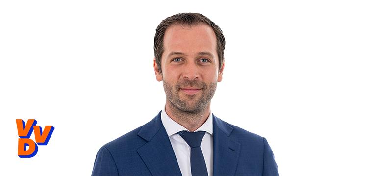 Portretfoto Bart Bikkers met partijlogo VVD