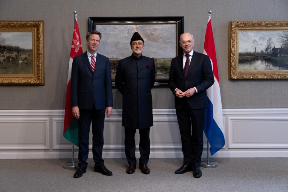 Van links naar rechts staan Kamervoorzitter Martin Bosma, Sultan Haitham bin Tarik van Oman en Eerste Kamervoorzitter Jan Anthonie Bruin.