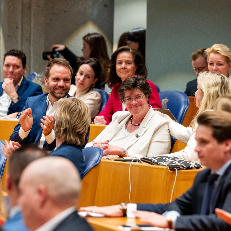 Jacqueline van den Hil zit in haar zetel in de plenaire zaal.