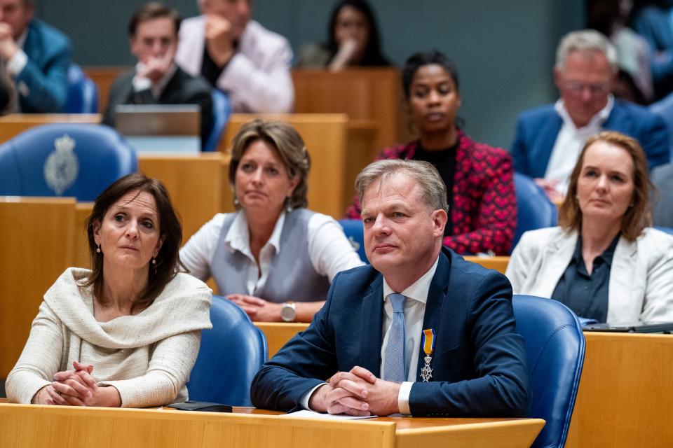 Pieter Omtzigt in zijn zetel in de plenaire zaal. Hij zit met zijn handen over elkaar.