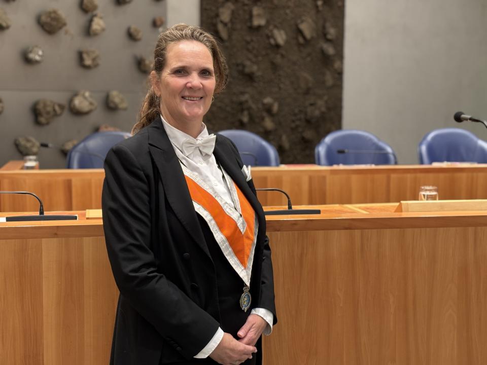 Kamerbewaarder Irma Gijselman staat voor vak K in de plenaire zaal